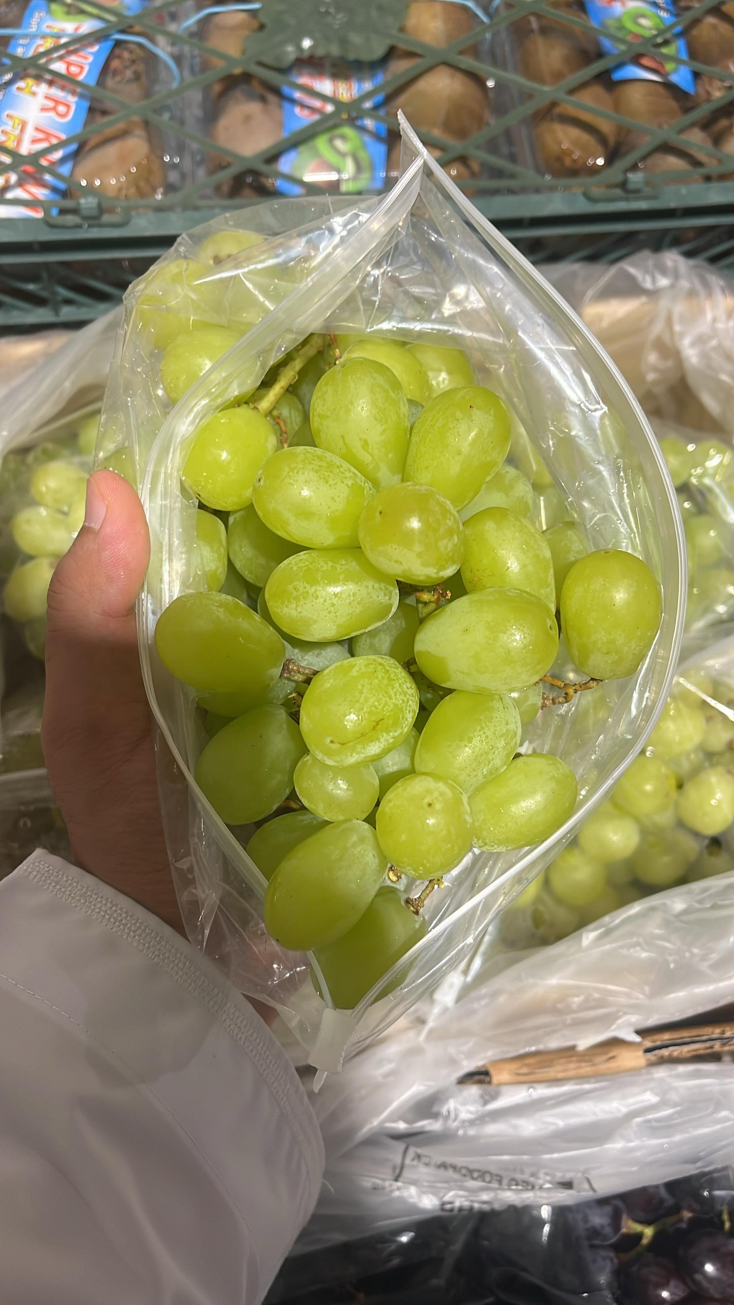 Grapes green/ India 4kg عنب اخضر هندي سلة